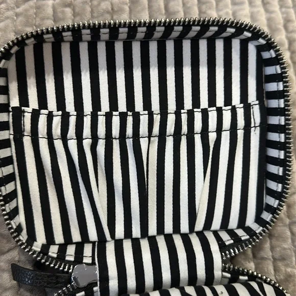 Brighton Jewelry / Cosmetic hardsided zip around bag - Picture 10 of 10